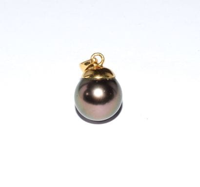 PENDANT in 18K (750°/°°) yellow gold adorned...