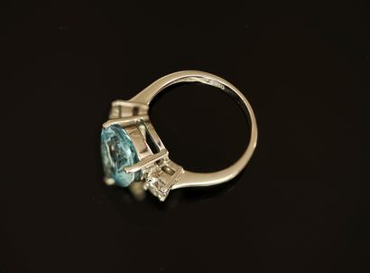 BAGUE en or gris 18k (750/°°) centrée d'une...