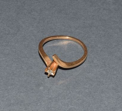 18K (750/°°) yellow gold SOLITAIRE set with...