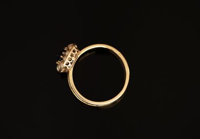 BAGUE en or jaune 18K (750/°°) centrée d'une...