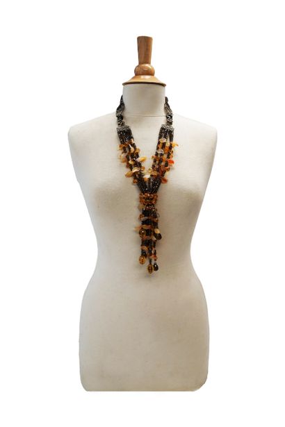 COLLIER CRAVATE composé de 6 rangs de perles...