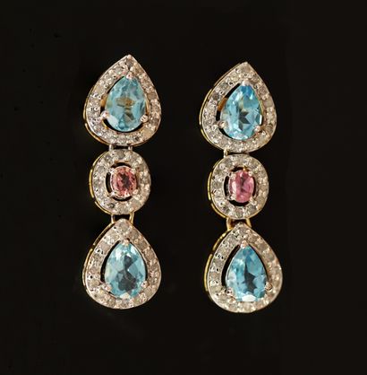 PAIRE DE PENDANTS D'OREILLES en argent doré...