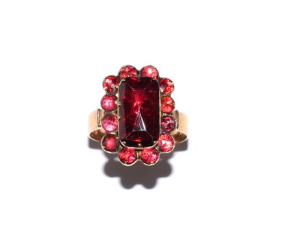 BAGUE en or rose 18K (750°/°°), à chaton...