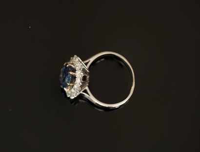 18k (750/°°) white gold RING centered on...