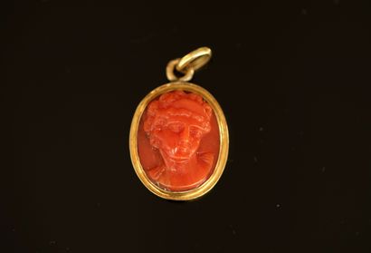 PENDENTIF en or jaune 18k (750/°°) retenant...