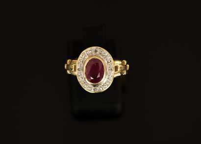 BAGUE en or jaune 18K (750/°°) centrée d'un...