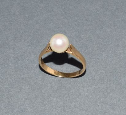 RING in 18K (750/°°) yellow gold centered...