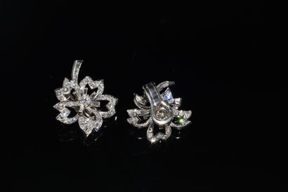 PAIR OF EAR CLIPS, in platinum and 18K (750°/°°)...