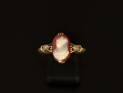FINE BAGUE en or jaune 18K (750/°°) ornée...