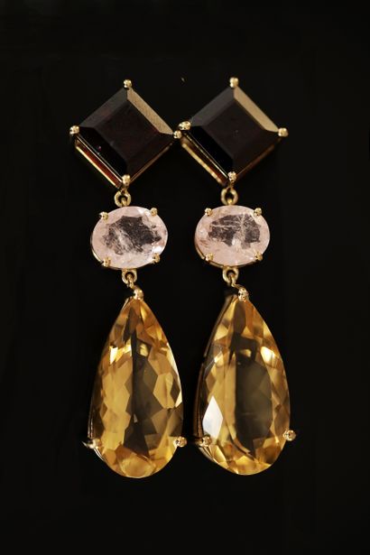 PAIRE DE PENDANTS D'OREILLES en argent doré...