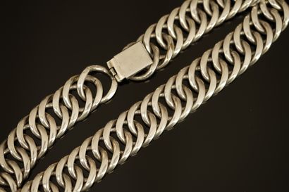 Silver-plated choker with interlocking links....