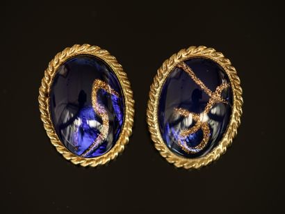 PAIR OF EAR CLIPS in gilded metal adorned...