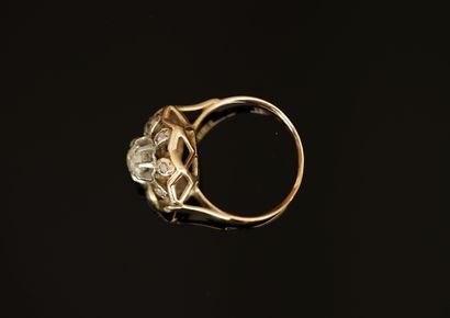 BAGUE FLEUR en or jaune et gris 18K (750/°°)...