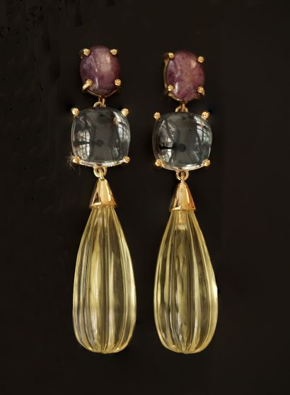 PAIRE DE PENDANTS D'OREILLES en argent doré...