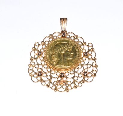 PENDENTIF en or jaune 18K 750°/°° orné d’une...