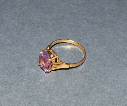 RING in 18K (750/°°) yellow gold centered...