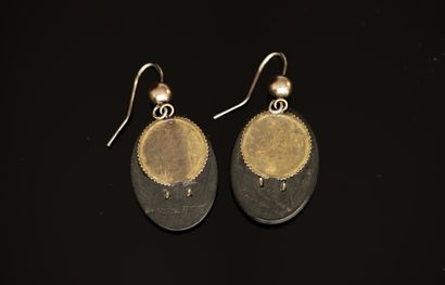 PAIRE DE PENDANTS D'OREILLES en composite...