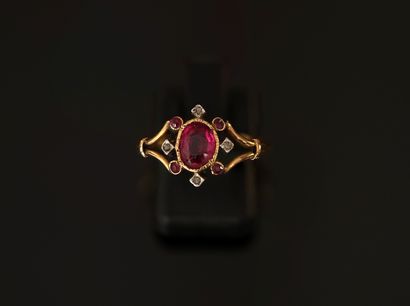 BAGUE en or jaune 18K (750/°°) centrée d'un...