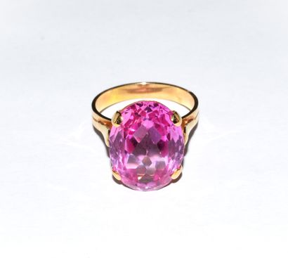 BAGUE en or jaune 18K 750°/°° ornée d’un...