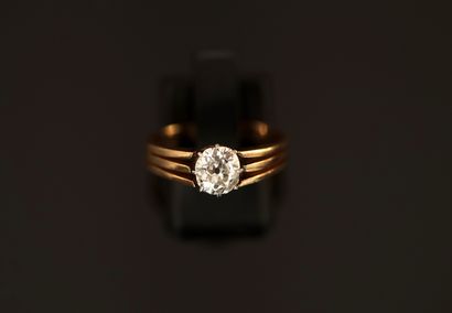 BAGUE en or jaune 18K (750/°°) et platine...