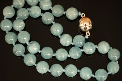 COLLIER composé de boules rondes d'aigue-marine,...