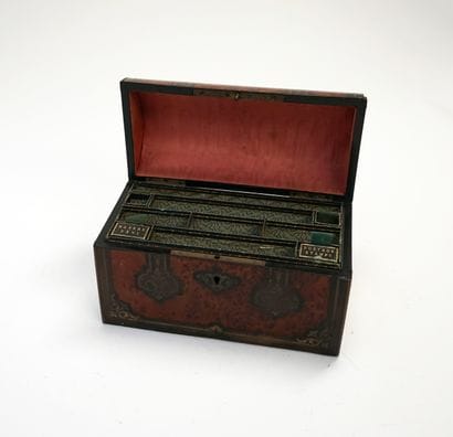 COFFRET à lettres ou à écrire à couvercle...