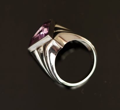 925/°° silver ring set with a triangular...
