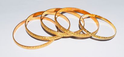 SET OF 5 chased JONCS in 18K yellow gold...