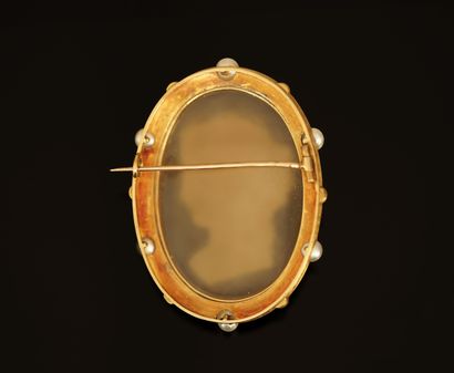 BROCHE CAMEE ovale sur agate présentant un...