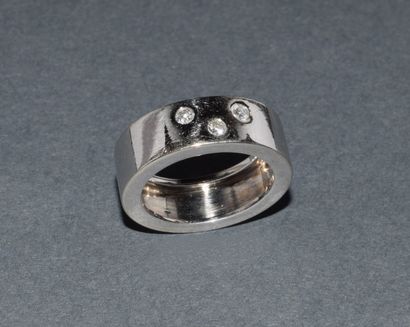 BAGUE jonc en or blanc 18K (750/°°), ponctué...