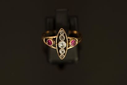 BAGUE MARQUISE en or jaune 18K (750/°°) et...