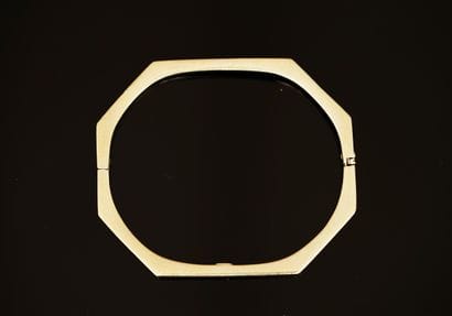 BRACELET hexagonal rigide ouvrant en or blanc...