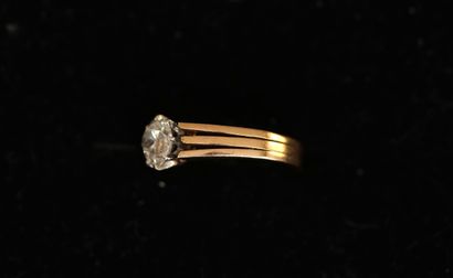 BAGUE en or jaune 18K (750/°°) et platine...