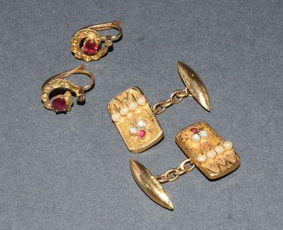 PAIRE DE DORMEUSES en or jaune 18K (750/°°),...