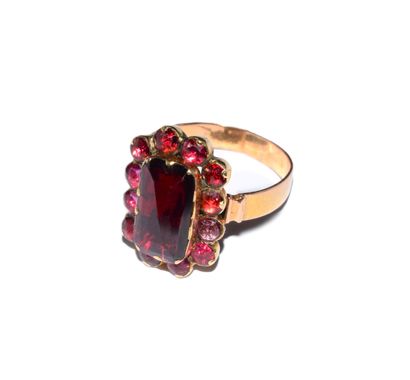 BAGUE en or rose 18K (750°/°°), à chaton...