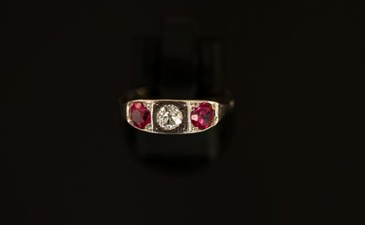 BAGUE type JARRETIERE en platine centrée...