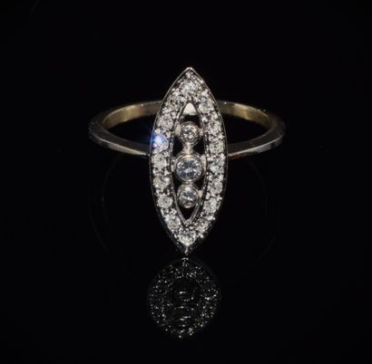 BAGUE MARQUISE en or blanc 18K (750°/°°)...