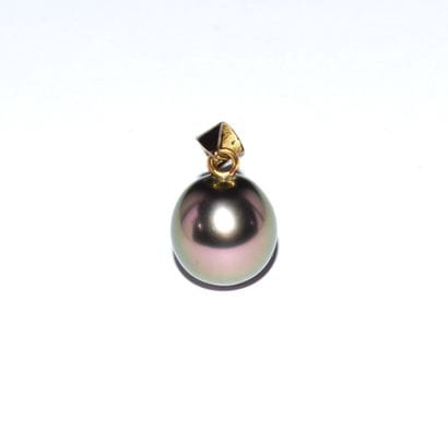 PENDANT in 18K (750°/°°) yellow gold adorned...