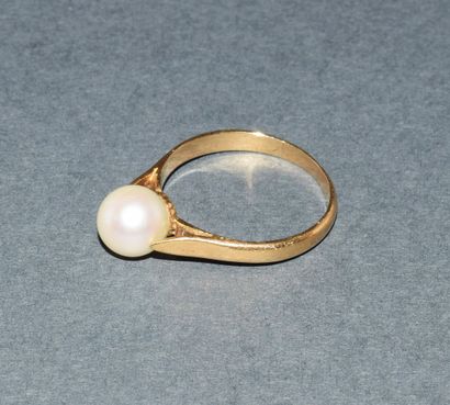 RING in 18K (750/°°) yellow gold centered...
