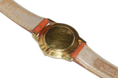 UNIVERSAL, Genève - MONTRE en or jaune 18K...