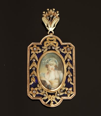 PENDENTIF en or rose, jaune et vert en forme...