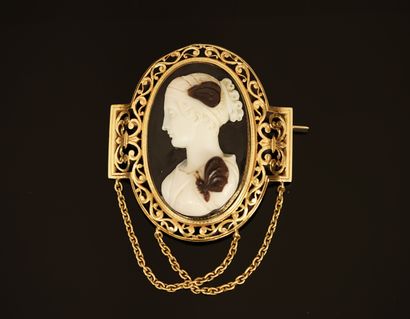 BROCHE CAMEE ovale sur agate présentant un...