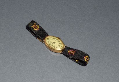 MONTRE boîtier ovale en or jaune 18K (750/°°)...
