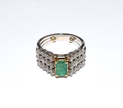 BAGUE en or blanc 18K (750°°), ornée d’une...