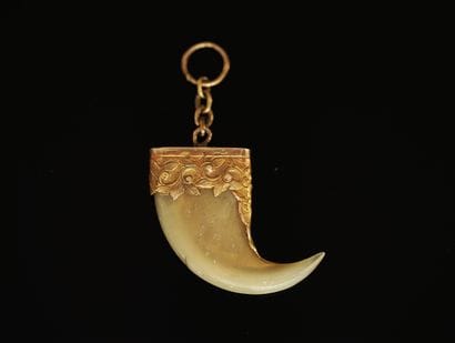 18K (750/°°) yellow gold claw pendant with...