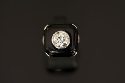 RING in 18k (750/°°) white gold adorned with...