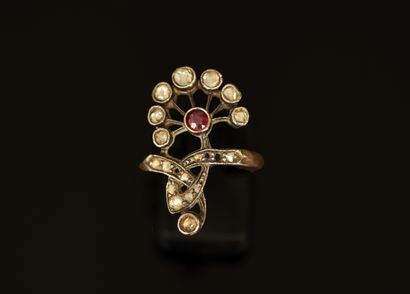 BAGUE en or 18k (750/°°) et argent présentant...