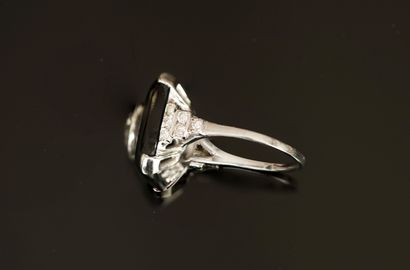 RING in 18k (750/°°) white gold adorned with...