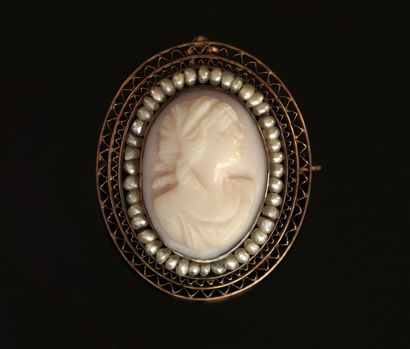 BROCHE PENDENTIF en or rose 9K (375/°°) centrée...