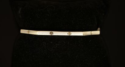 BRACELET hexagonal rigide ouvrant en or blanc...